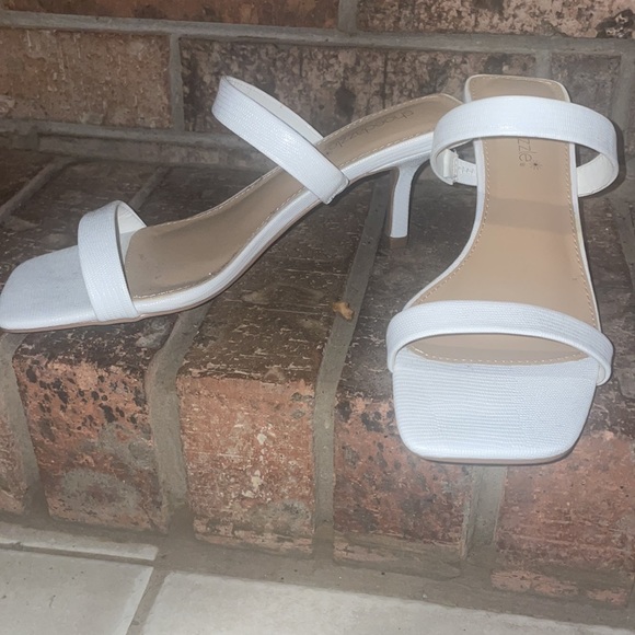 White mule kitten heels - Picture 2 of 3